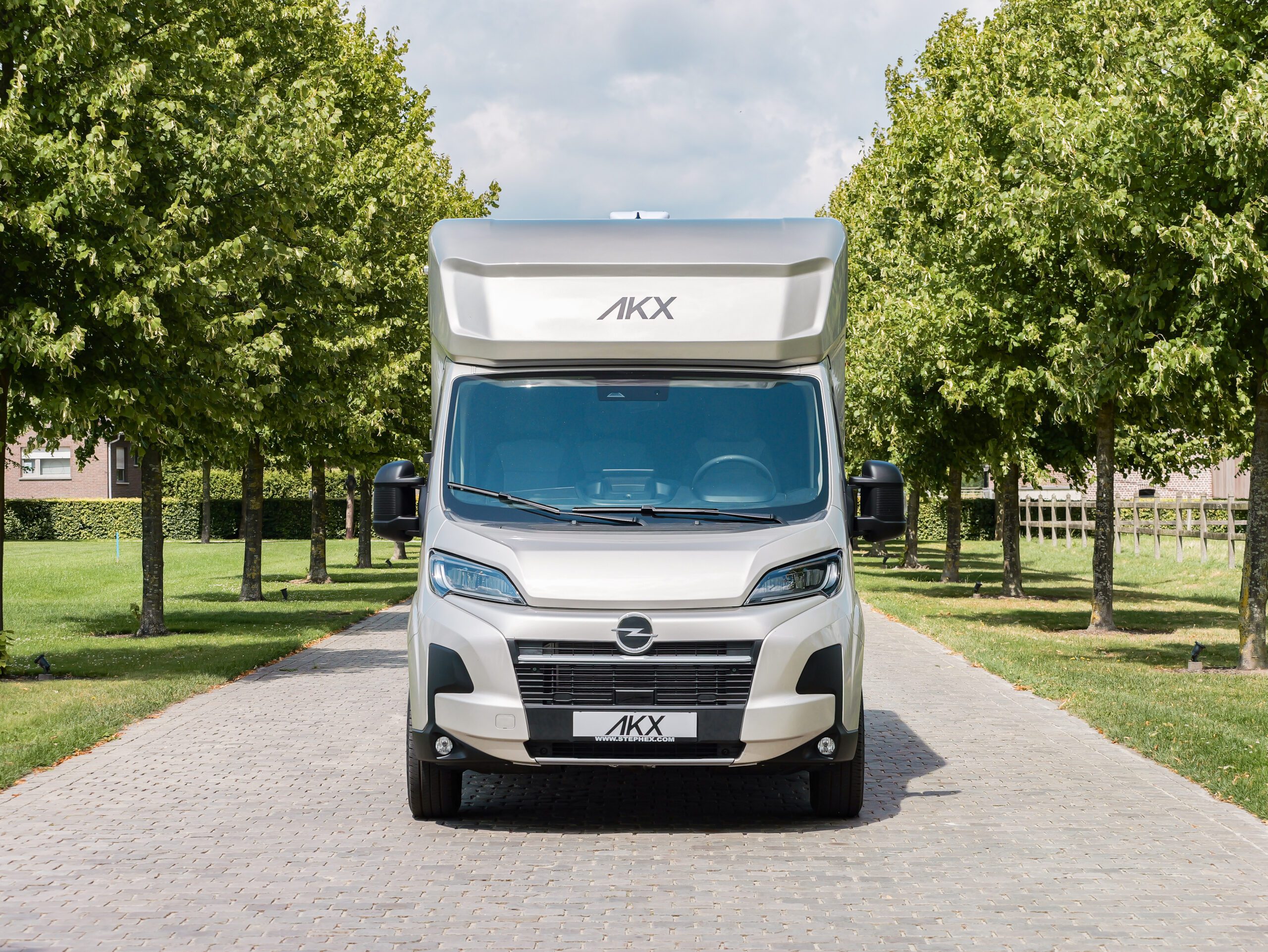 AKX 2 Horsetruck - Opel Movano - Front