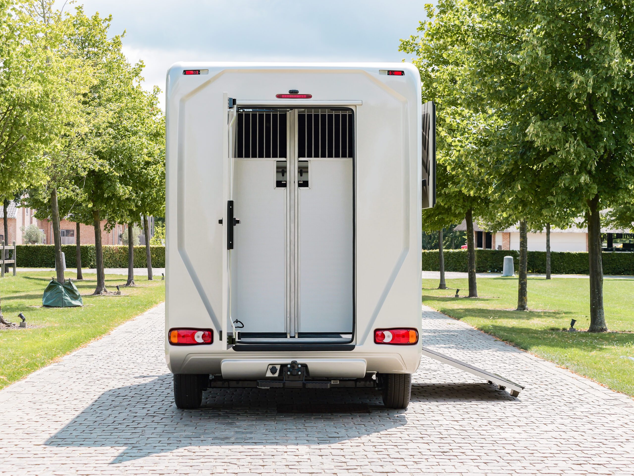 AKX 2 Horsetruck - Opel Movano - Storage area