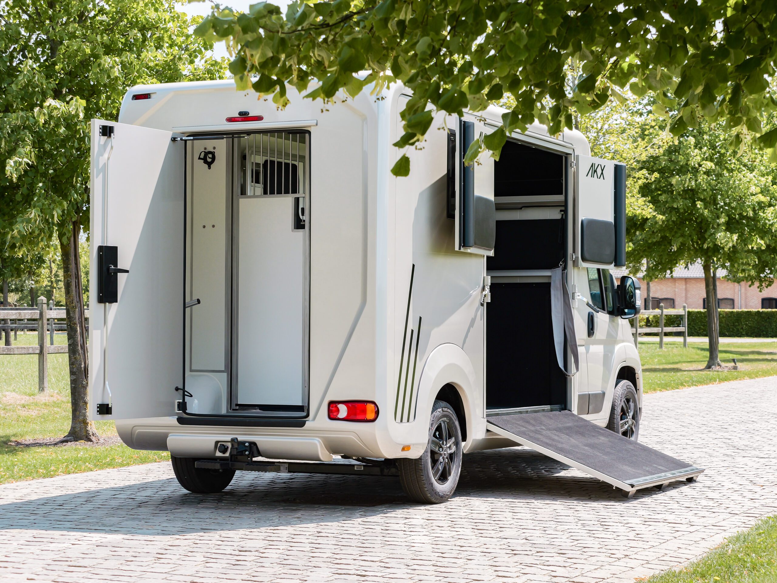 AKX 2 Horsetruck - Opel Movano