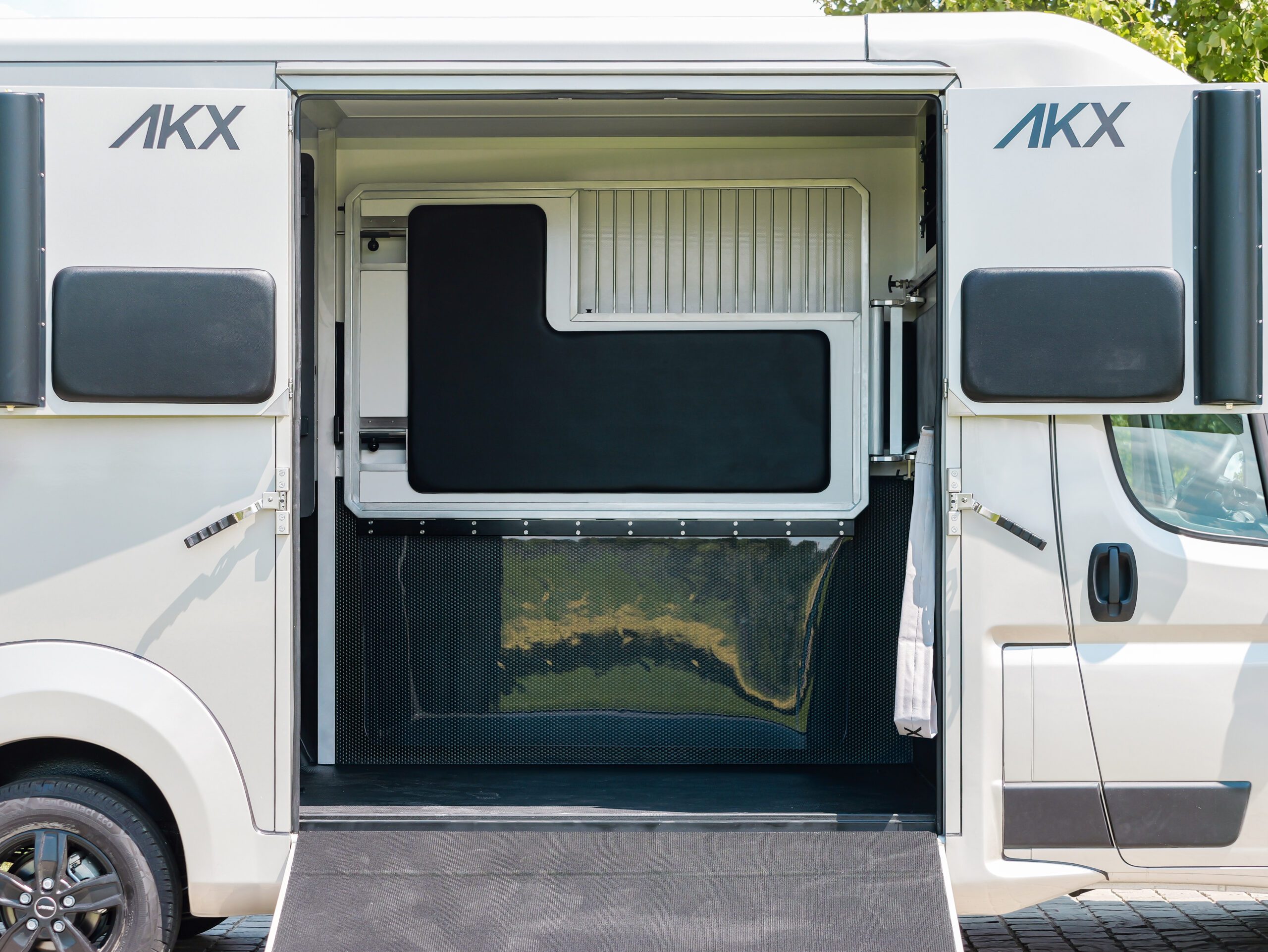 AKX 2 Horsetruck - Opel Movano - Horse cabin