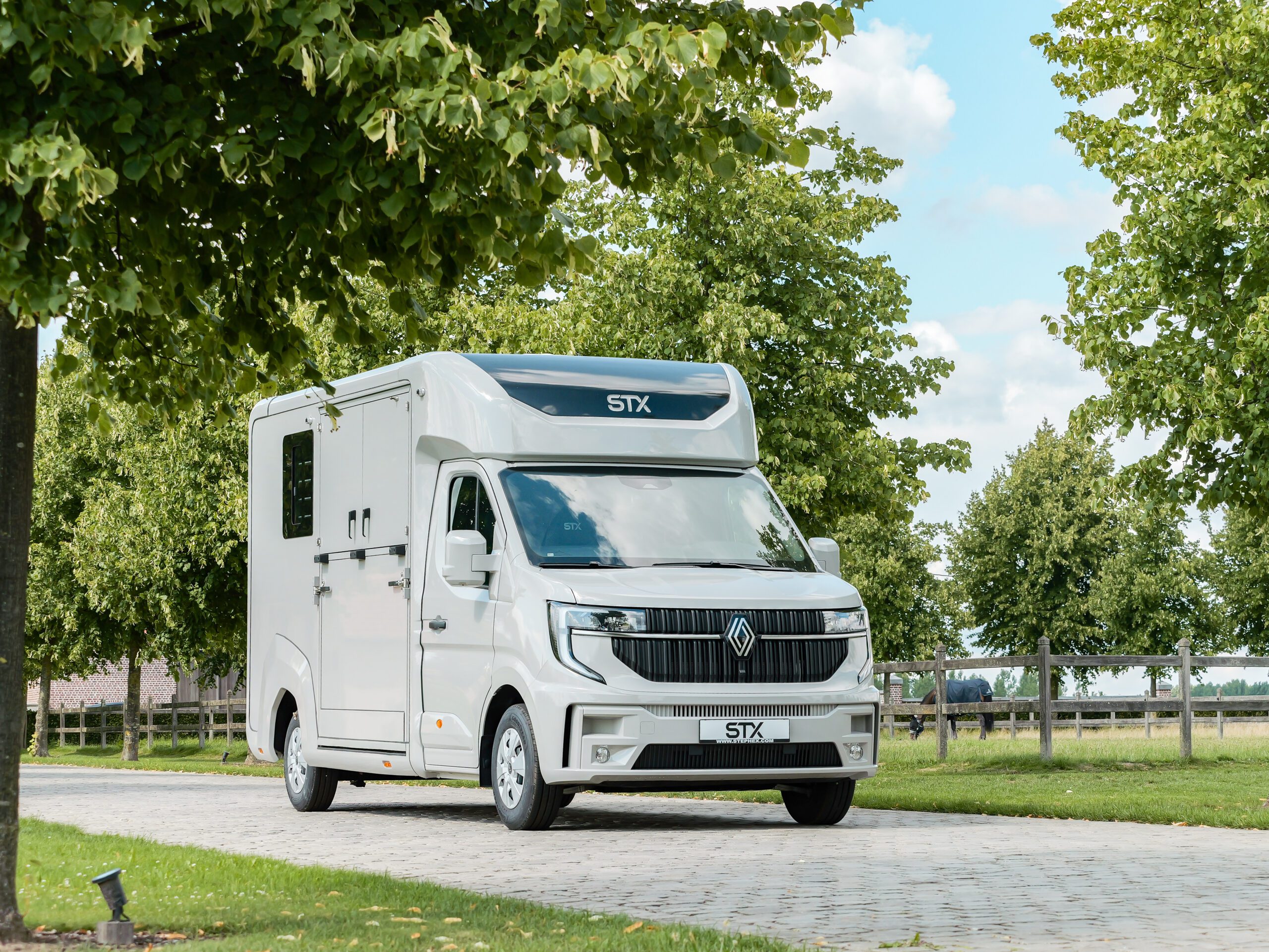 STX 2 Horsetruck - Renault Master - Front