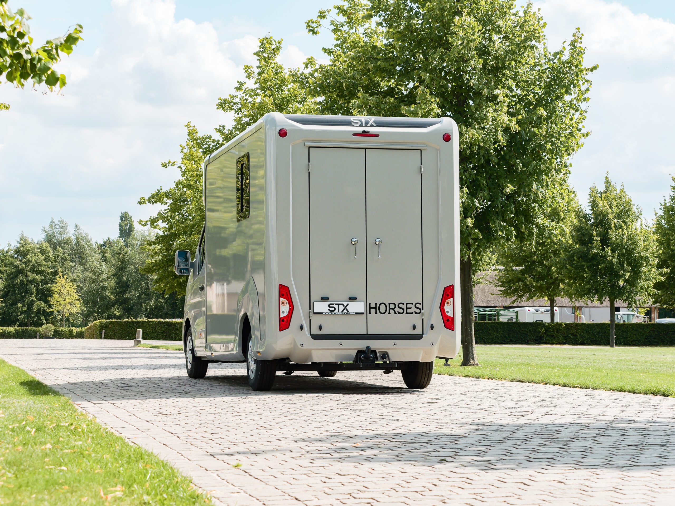 STX 2 Horsetruck - Renault Master - Backside