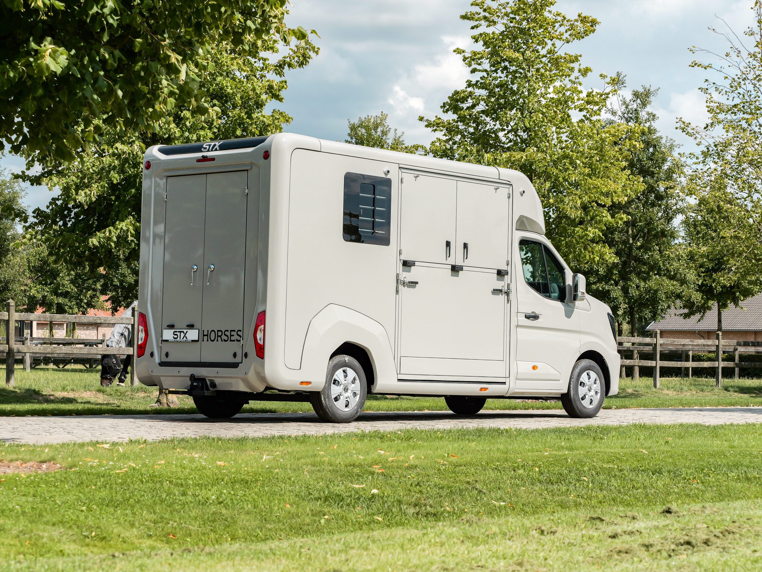 STX 2 Horsetruck - Renault Master - Sideview - Ramp
