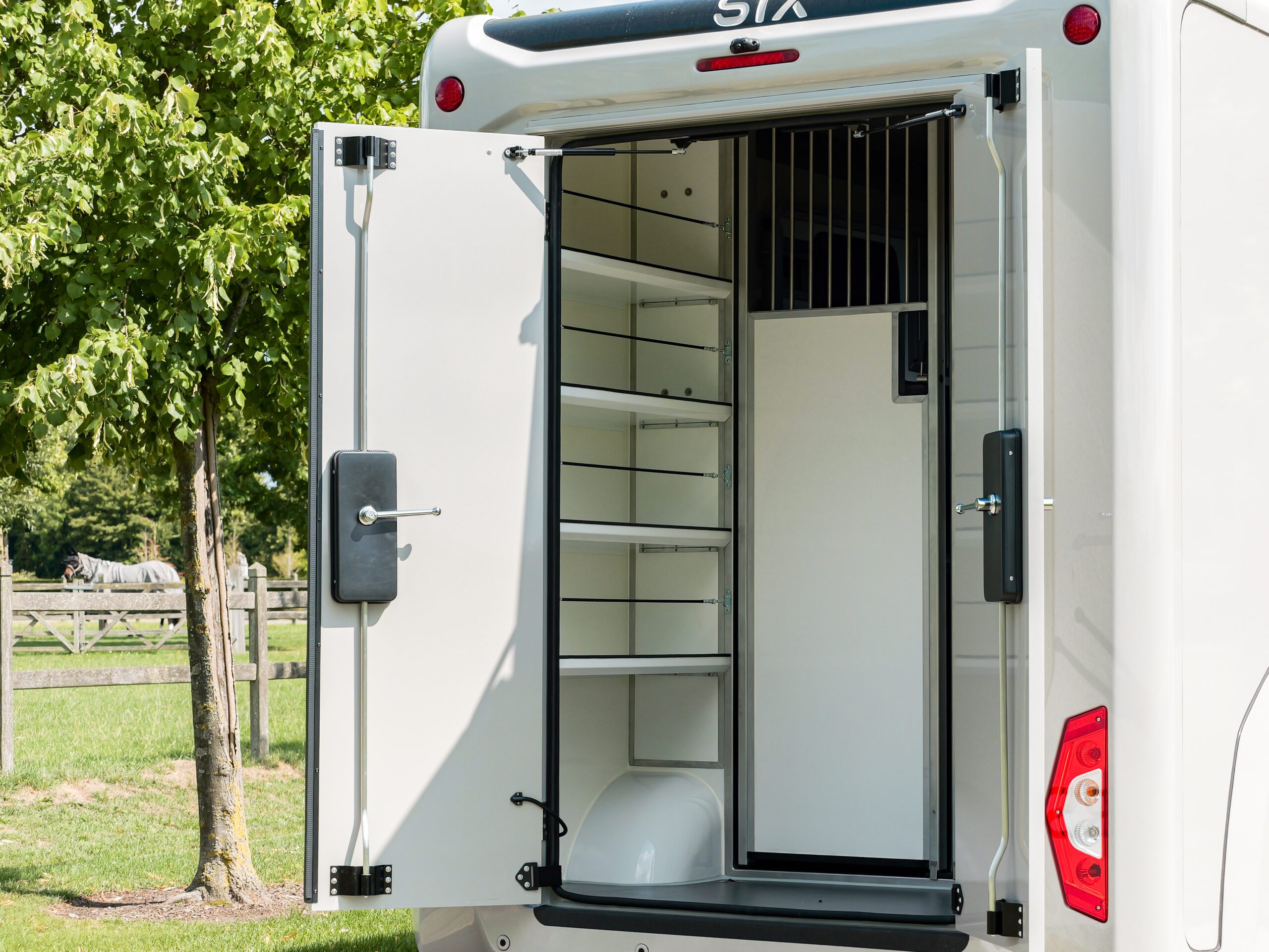 STX 2 Horsetruck - Renault Master - Storage area